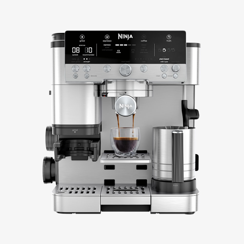 Espressomaskin i stål fra Ninja med kaffekvern på toppen og melkekanne