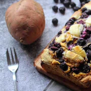 Pain de patates douces, myrtilles et chocolat blanc
