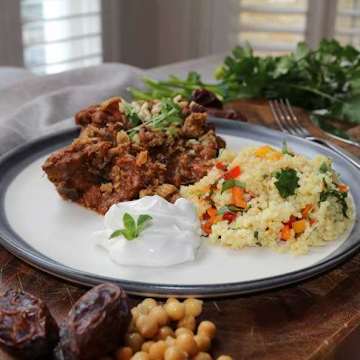 Tagine de canard aux dattes et aux &eacute;pices cuit lentement avec couscous et "quackling".