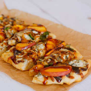 Pizza &agrave; pain plat au fromage de ch&egrave;vre bleu et aux p&ecirc;ches balsamiques grill&eacute;es
