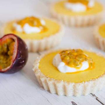 Tartelettes au fruit de la passion, &agrave; l'ananas et &agrave; la noix de coco