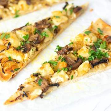 Pizza au fromage de ch&egrave;vre, aux oignons r&ocirc;tis et aux champignons