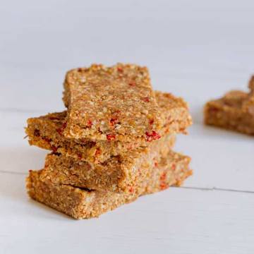Barres pour petit-d&eacute;jeuner sans cuisson aux pommes et &agrave; la cannelle