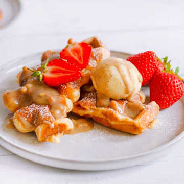 Croffles avec sauce au caramel de cacahu&egrave;tes sal&eacute;es