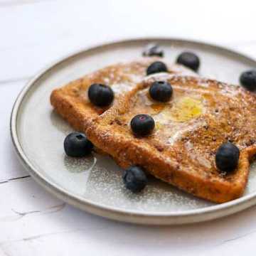 Pain perdu cuit au four avec baies m&eacute;lang&eacute;es et sirop d'&eacute;rable