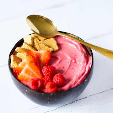 SMOOTHIE BOWL AUX BAIES ET AU G&Acirc;TEAU AU FROMAGE