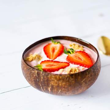 SMOOTHIE BOWL AUX FRAISES ET &Agrave; LA CR&Egrave;ME