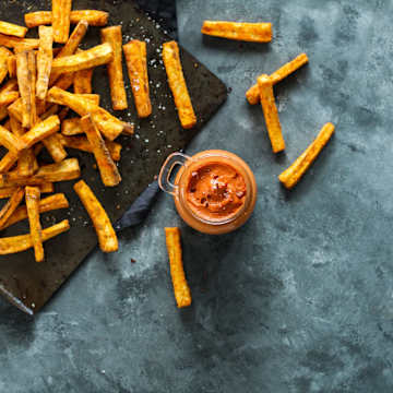 Trempette au tahini BBQ avec frites de panais