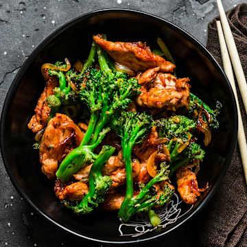 Poitrine de poulet teriyaki au miel avec brocolis et pure de patates douces