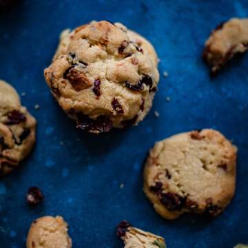 Cardamom, Cranberry & White Chocolate Shortbread