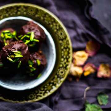 Stem Ginger, Pistachio & Dark Chocolate Bliss Balls