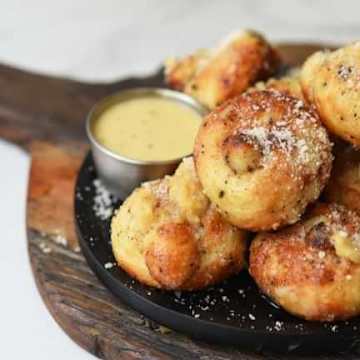Cacio e Pepe Garlic Knots with Dipping Sauce