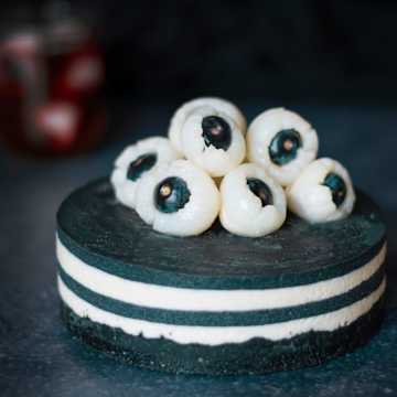 Raw Vegan Halloween Eyeball Cake