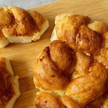 Pull-Apart Garlic Knots