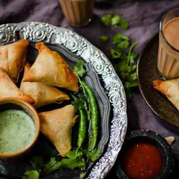 Samosaswith Apple Butter Chutney