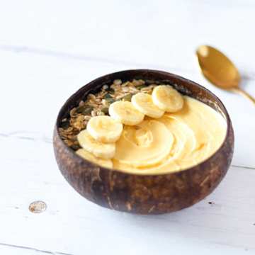 Smoothie Bowl v&eacute;g&eacute;talien aux p&ecirc;ches et &agrave; la noix de coco