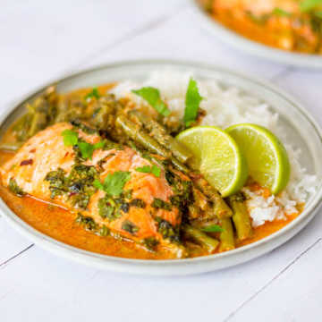 Cari tha&iuml; au saumon et aux haricots verts avec riz au jasmin