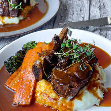 Braised Short Rib, Parmesan & Truffle Mash & Charred Carrots