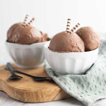 Gelato au chocolat au lait et &agrave; la noix de muscade