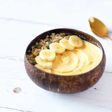 Smoothie bowl v&eacute;gane &agrave; la p&ecirc;che et &agrave; la noix de coco