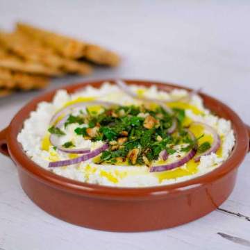 Labneh aux noix grill&eacute;es aux herbes
