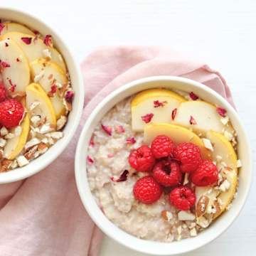 Porridge aux poires et aux framboises