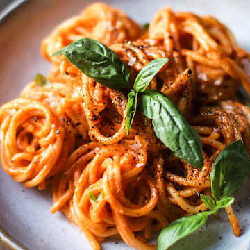 Roasted Pepper, Cashew & Garlic Spaghetti