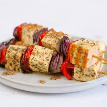 Brochettes de tofu et de poivrons rouges grill&eacute;s