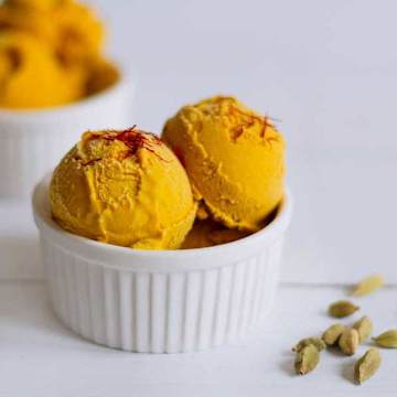 Cr&egrave;me glac&eacute;e au lait dor&eacute; infus&eacute; au safran