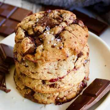 Biscuits &agrave; la confiture de myrtilles et au chocolat noir