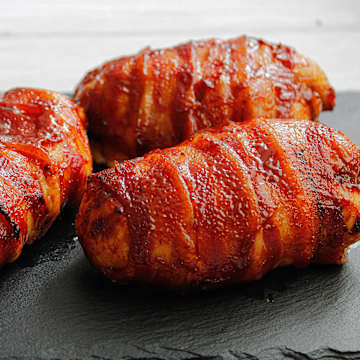 BBQ H&uuml;hnchenbrust im Bacon-Mantel