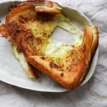 Toastie &agrave; l'ail caram&eacute;lis&eacute; et &agrave; la mozzarella