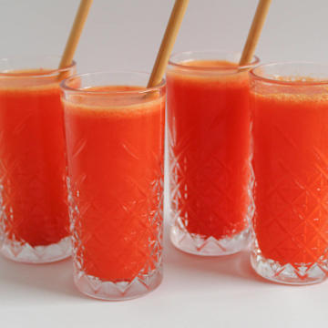 Jus d'orange et de fraise p&eacute;tillant