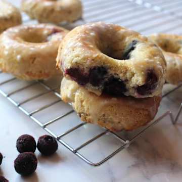 Donuts glac&eacute;s au citron et aux myrtilles
