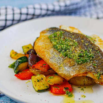 Daurade, l&eacute;gumes m&eacute;diterran&eacute;ens et vinaigrette au citron, persil et c&acirc;pres