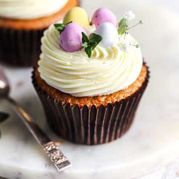 Carrot Cake-Oster-Cupcakes mit Kaffee