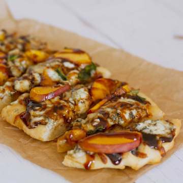 Gegrillte Balsamico-Pfirsich-Ziegenk&auml;se-Pizza