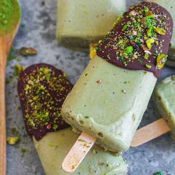 Sucettes glac&eacute;es au Matcha et au lait de coco enrob&eacute;es de chocolat
