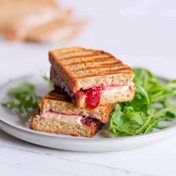 Toastie au pain soda au brie et aux canneberges