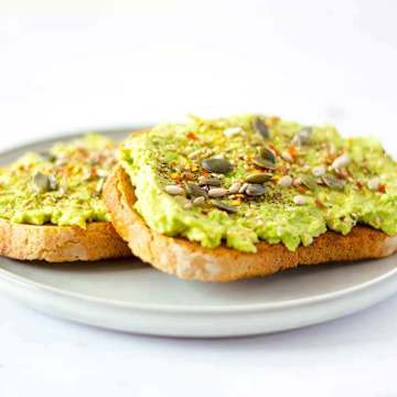 Avocat &eacute;cras&eacute; sur un toast