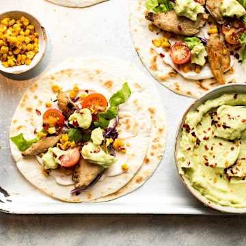 Tacos au poulet avec une vinaigrette cr&eacute;meuse &agrave; l'avocat