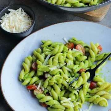 Pasta with wild garlic pesto and cherry tomatoes