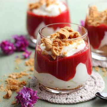 Quark rhubarb dessert in a jar