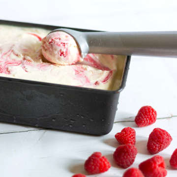 Cr&egrave;me glac&eacute;e marbr&eacute;e &agrave; la framboise sans baratte