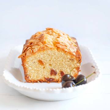 All in One Cherry and Almond Loaf Cake (g&acirc;teau aux cerises et aux amandes)