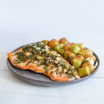 Saumon au four avec poireaux et pommes de terre nouvelles