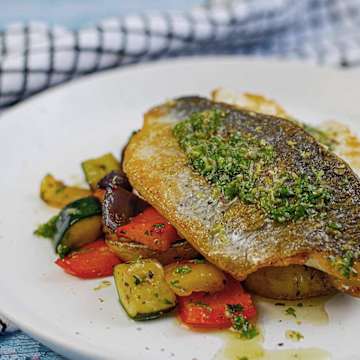 Seebrasse mit mediterranem Gem&uuml;se & Kapern Dressing