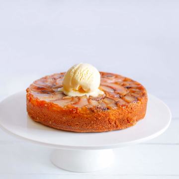 G&acirc;teau renvers&eacute; aux p&ecirc;ches
