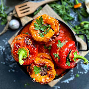 Gef&uuml;llte Paprikaschoten in Tomatenso&szlig;e mit Orzo
