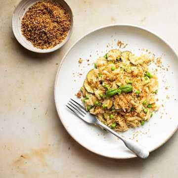 Zucchini-Erbsen-Orzo mit Crunch